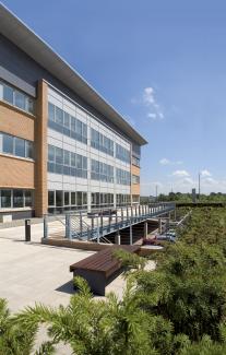 The highly resilient Stabilodrain® is perfect for walkways and driveways and also for beneath green roofs. Roof garden with benches